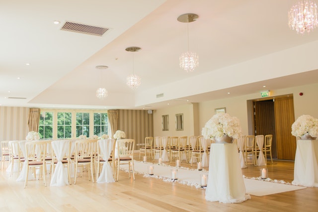 Imagen de un salón preparado para eventos